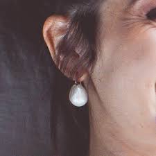 Ces boucles d'oreilles pendantes épurées en perles blanches sont un accessoire chic qui peut être porté de jour comme de nuit. Boucles Pendantes En Perles Baroques Blanches