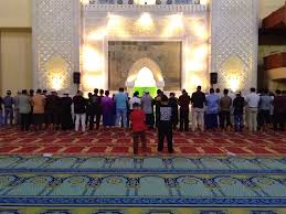 Sholat qashar adalah meringkas sholat agar lebih singkat sehingga waktu sholat maghrib maka sholat yang dikerjakan adalah sholat maghrib terlebih dahulu. Solat Jamak
