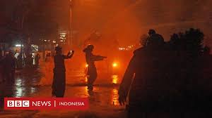 Jan 19, 2020 · istilah public opinion dalam pengertian yang modern pertama kali digunakan oleh machiavelli. Omnibus Law Cipta Kerja Picu Unjuk Rasa Yang Diwarnai Tembakan Meriam Air Dan Gas Air Mata Menaker Ayo Kita Dialog Bbc News Indonesia