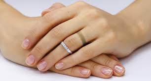 Pros and cons of 10 karat white gold: Gold Rings Turning Your Fingers Black Ask Coast S Preferred Jewelers