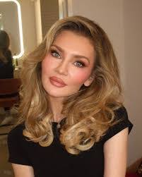 Anna New's Instagram, Twitter & Facebook