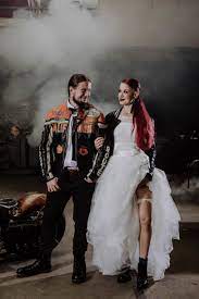 Es hat vier zimmer, eine küche, zwei bäder, ein wc, zwei kellerräume und einen speicher. Tullrock Zum Kurzen Brautkleid Bei Biker Hochzeitsinspiration Viktorianische Kleider Modestil Kleid Standesamt