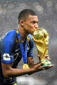 Calendrier, matches et résultats vidoéo football. Une Image De La Star De Football Francaise Mbappe Embrassant La Coupe Du Monde 2018 World Cup Football Football Pictures