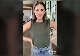 Coupe droite, motifs imprimés all over, cœur en feutrine devant, encolure arrondie dégagée, manches longues à retrousser sous patte boutonnée, base légèrement arrondie, fentes côtés. Cette Astuce Permet De Transformer En Un Instant Son Tee Shirt En Debardeur Et Aucune Couture N Est Necessaire