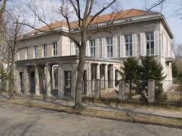 Sie wurde 1911/1912 vom architekten peter behrens für den archäologen und museumsdirektor theodor wiegand erbaut und eingerichtet. Haus Wiegand Berlin