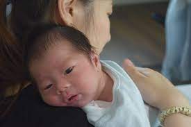 Beberapa jam setelah minum susu sapi takaran sedang. Cara Menyendawakan Bayi Yang Nyaman Setelah Menyusui