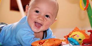 Dein baby wird dann merken, dass es in der rückenposition nicht alles greifen kann und sich bald auf den bauch drehen. So Lernen Babys Sich Zu Drehen Stillkinder De
