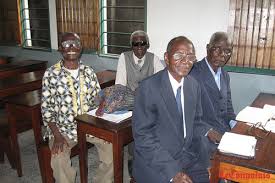 Les éléments fixes du salaire sont déterminés par le statut de l'agent, sa situation familiale, et son ancienneté et/ou expérience (titulaire et non titulaire). Salaire Au Taux Budgetaire Le Parlement Tourne Le Dos Aux Fonctionnaires De L Etat Lecongolais