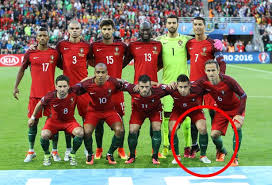 He was listed as 186.5cm on madrid's website although in a sky documentary about him, a 3d laser scan measurement was given as 185.1cm (and in another clip showed the computer screen itself having 185.8cm). Cristiano Ronaldo Wishes He Was Bigger The Portugal Star Caught On His Tip Toes Again Mirror Online