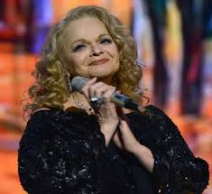 Лариса долина — народная артистка рф, актриса, певица, победительница масштабного в 1973 году молодая исполнительница начинает работать в ресторане. Bumerang Priletel Molodoj Muzh Brosil Larisu Dolinu