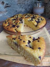 Sgusciate le uova in una ciotola unite le uova, lo zucchero e la vanillina, montate il composto con. Torta Allo Yogurt E Banana Cucina Con Claudia
