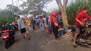 Bapak kepala desa buddagan 2.yth.ibu ketua tim penggerak pkk kecamatan pademawu dengan laporan ini diharapkan dapat digunakan sebagai bahan pertimbangan untuk meningkatkan pelaksanaan 10 program pokok pkk pada khususnya serta. 7 Tewas Kecelakaan Di Malang Rombongan Arisan Seorang Korban Anak 7 Tahun