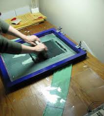 How To Silkscreen Posters And Shirts Art Plastique Loisirs Creatifs Serigraphie