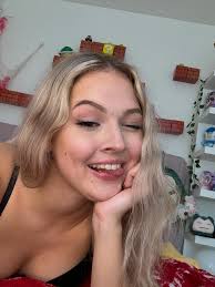 Faye Schwerin naked from her bed- sexy moment captured for your desire