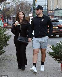 Lauren goodger shared a new year's eve kiss with her beau as they stepped out for a cosy walk in essex on thursday morning. Lauren Goodger And Charles Drury Pick Up Their Christmas Tree Aktuelle Boulevard Nachrichten Und Fotogalerien Zu Stars Sternchen