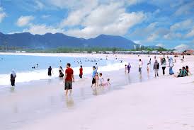 Hasil gambar untuk foto pemandangan indah aceh lampuuk pasir putih