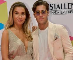 Es hijo de la actriz sueca pernilla wahlgren y del exbailarín y compositor emilio ingrosso, tiene dos hermanos oliver wahlgren ingrosso (compositor), bianca wahlgren ingrosso. Benjamin Ingrosso Har Hatt Knust Hjerte Vg