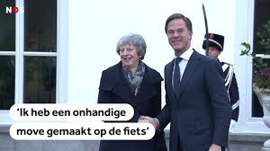 Ergens is het toch van de zotte dat onze homopremier zich op een fiets tussen de burgers begeeft. Mark Rutte Maakt Onhandige Move Met Zijn Fiets Nieuwsfiets Media Events
