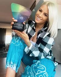 Ebbe a közös projektbe fogott dukai regi, metzker viki és miss mood. Metzker Viktoria Facebook