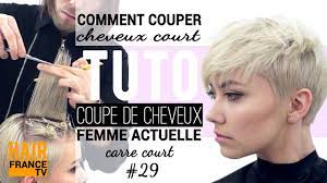 Nous vous en parlons depuis plusieurs jours, le carré est plus que jamais au top de la tendance. Tuto Coiffure Coupe De Cheveux Tendance Hair France Tv Youtube