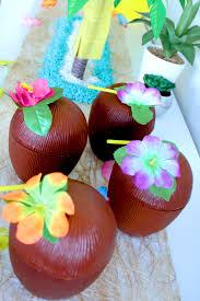 Organiser Une Soiree Hawaienne Dans Les Moindres Details Idees De Fetes Idees De Fete Theme Soiree Anniversaire Fetes Hawaiennes