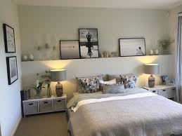 Schlafzimmer Regal Uber Bett Bett Regal Regaluber Schlafzimmer Uber In 2020 Bedroom Design Inspiration Living Room Styles Shelves In Bedroom