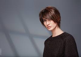 Via libera quindi a tagli di capelli corti maschili e scalati o alle loro versioni più chic e dallo styling più dolce, che suggeriscano un'idea . Taglio Capelli Corti Sfilati Inverno 2017 2018 Donna