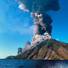 Brach der vesuv aus und begrub städte wie pompeji unter seiner glühend heißen asche. Stromboli Ausbruch In Italien Liegt Gefahrlichstes Vulkangebiet Der Welt Stern De