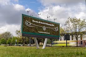 Wah, ternyata billboard viral ini merupakan rangkaian marketing s3 ala by.u! Volkswagen Has Grown A Billboard To Promote New Suv Using Living Screen