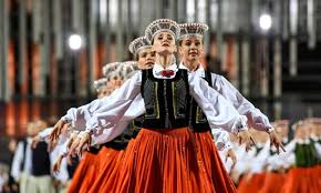 Many latvian youngsters who go to study to usa are surprised to face unexpected problem, a legal drinking age of 21 years vs 18 in latvia. Latvian Mega Choir Echoes Baltic State S History Egypttoday