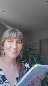 Gister, vandag en môre 🌿, vertel my van jou toekomsdrome,, sonder om te  vergeet jy lewe in die híér en nóú, en óók, dat jou heimwee toegevou , word  in stukkies menswees -, in hulle, in my , en ook in ...