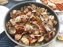 Cataplan (deniz ürünleri ve farklı balık türleri ile balık çorbası) pirinçle yapılan arroz de tamboril de geleneksel portekiz yemekleri arasında sayılmaktadır. Portekiz Mutfagi Vikipedi