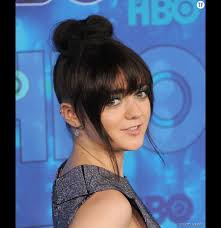 Mais rien ne vous empêche de vous faire plaisir. La Jeune Maisy Williams Mise Sur Un Chignon Haut Et Une Frange Texture Pour Densifier Ses Cheveux Fins Terrafemina