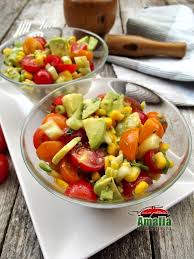 Roșiile se taie în sferturi, iar ceapa se taie rondele. Salata De Vara Cu Porumb Rosii Si Avocado Reteta Rapida