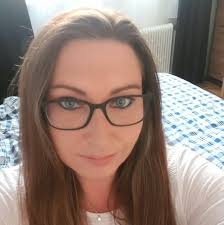 In einer Bankfiliale in der Grazer Zinzendorfgasse hat am  Dienstagnachmittag ein bislang unbekannter Täter einen bewaffneten Überfall  verübt. Gegen 15 Uhr betrat er die Filiale und erkundigte sich nach einem  Termin wegen