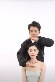 郭 麒麟在 舞台上風生水起後，郭德綱也跟着火了一把，被認為是嚴以律己、見賢思齊 、教子有方的楷模。 人前提到 郭麒麟老郭也一幅 驕傲幸福的樣子，用微笑頷首表示 了對這位前妻所生兒子的滿意。 就此，人們認為 郭麒麟是郭德綱的接班人了， 從張雲雷、岳雲鵬、燒餅等與郭 麒麟 在公共場合. éƒ­éº'éºŸå®‹è½¶å©šçº±ç…§æ›å…‰ å§å§å˜åª³å¦‡ ç½'å‹ å·²äº†è§£çˆ¸çˆ¸çš„å¿«ä¹ è€èµ„æ–™ç½'
