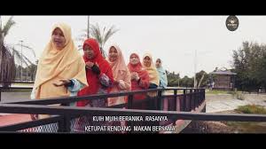 Kami beranggapan bahwa sebagian dari kita semua lupa atau mungkin saja tidak hafal lirik stanza yang kedua dan ketiga. Ceria Di Hari Raya By Ayambang Records