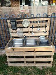 mud kitchen made out of pallets cuisine exterieur cuisine boue cuisine exterieure