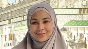 Dia juga merupakan mantan peserta program realiti tv on air musim pertama yang hanya sekedar ke semifinal. Alhamdulillah Dahlia Tr1vago Sudah Berhijjab Lepat Pisang