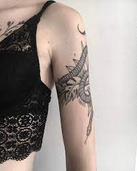 Snake And Leaves Tattoo Inked On The Left Arm Leaf Tattoos Tattoo Around Arm Snake Shoulder Tattoo