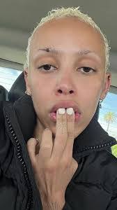 Elizabeth Sawyers's Instagram, Twitter & Facebook