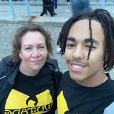 What are good happy hour spots in Las Vegas for eating and drinking?