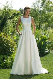 This collection was inspired by a love story of our very own, and these soft floral 51 Brautkleider Schlicht Ideen In 2021 Kleider Kleid Hochzeit Braut