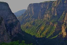 Vikos Gorge The World S Deepest Canyon According To The Guinness Book Of Records Greece Travel Zagori We Cool Places To Visit Greece Ocean Landscape