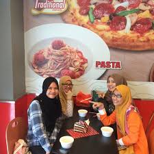 Bakıda pizzanı 30 dəqiqəyə evlərə və ya ofislərə çatdırırıq. Photos At Pizza Hut Fast Food Restaurant