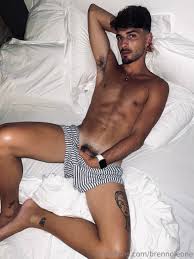 Ator Brenno Leone lavando o pênis e mostrando a bunda - Fotos de Pênis