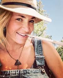 Sara Hoff's Instagram, Twitter & Facebook