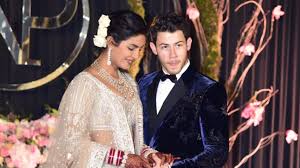 In this handout photo from friday, bollywood actress priyanka chopra and nick jonas celebrate during a mehendi ceremony the iconic designer also provided custom outfits for the entire wedding party, including chopra's brother, siddharth, and jonas' trio of siblings, joe, kevin and frankie. Kurz Vor Hochzeit Priyanka Chopra Hatte Eine Panik Attacke Promiflash De