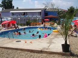 In the eforie nord resort town, club dunarea is a large complex with many green areas, featuring an outdoor pool on site and a private sandy beach a walking distance away, both offering a bar and free deckchairs and umbrellas. Locations Eforie Sud