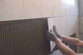 Wenn du es nur halbhoch fliest und den oberen teil zum beispiel mit rauputz machst, so nimmt der putz feuchtigkeit mit auf. Fliesen Legen Eine Wand Halbhoch Verfliesen Anleitung Diybook De